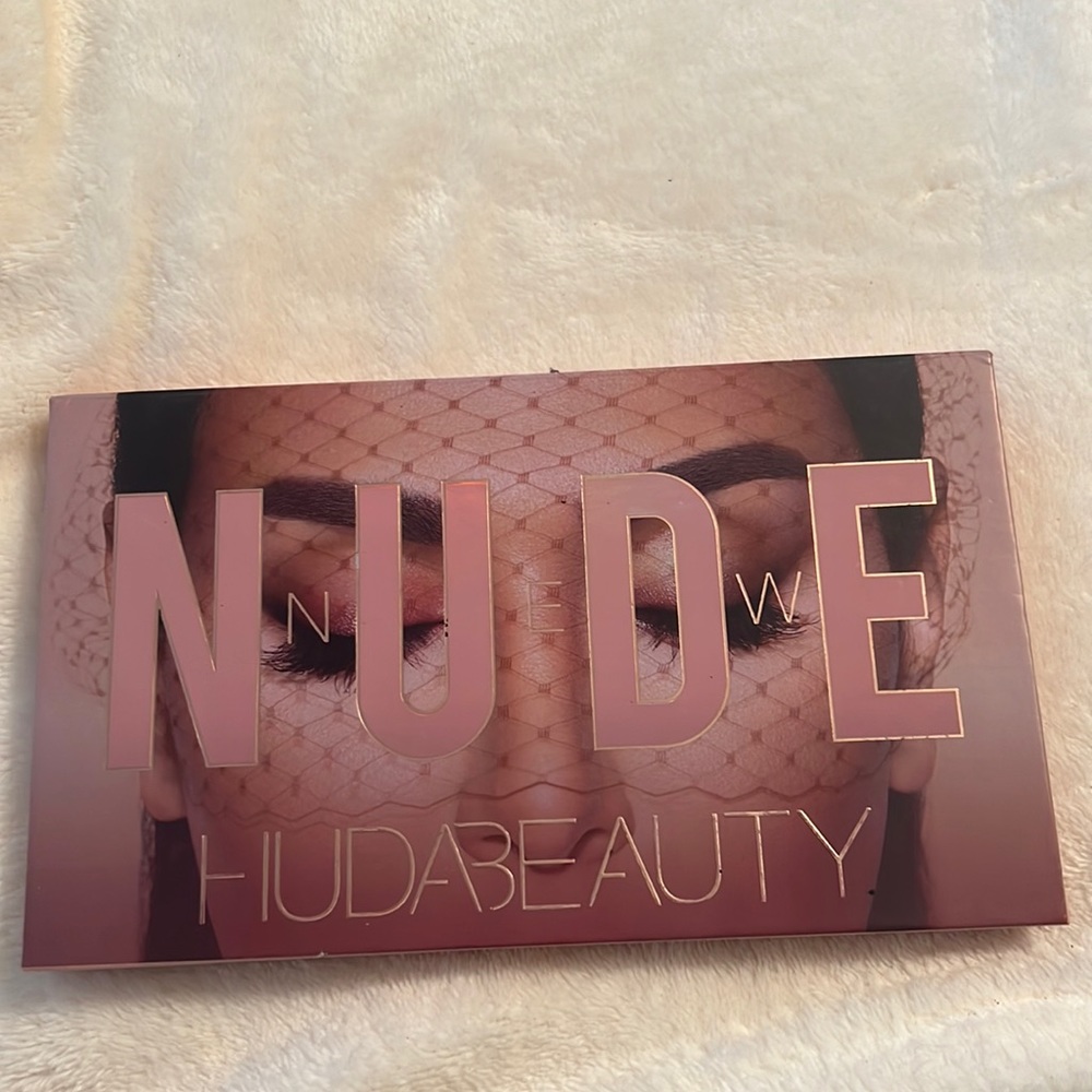 HUDABEAUTY Nude eyeshadow pallet